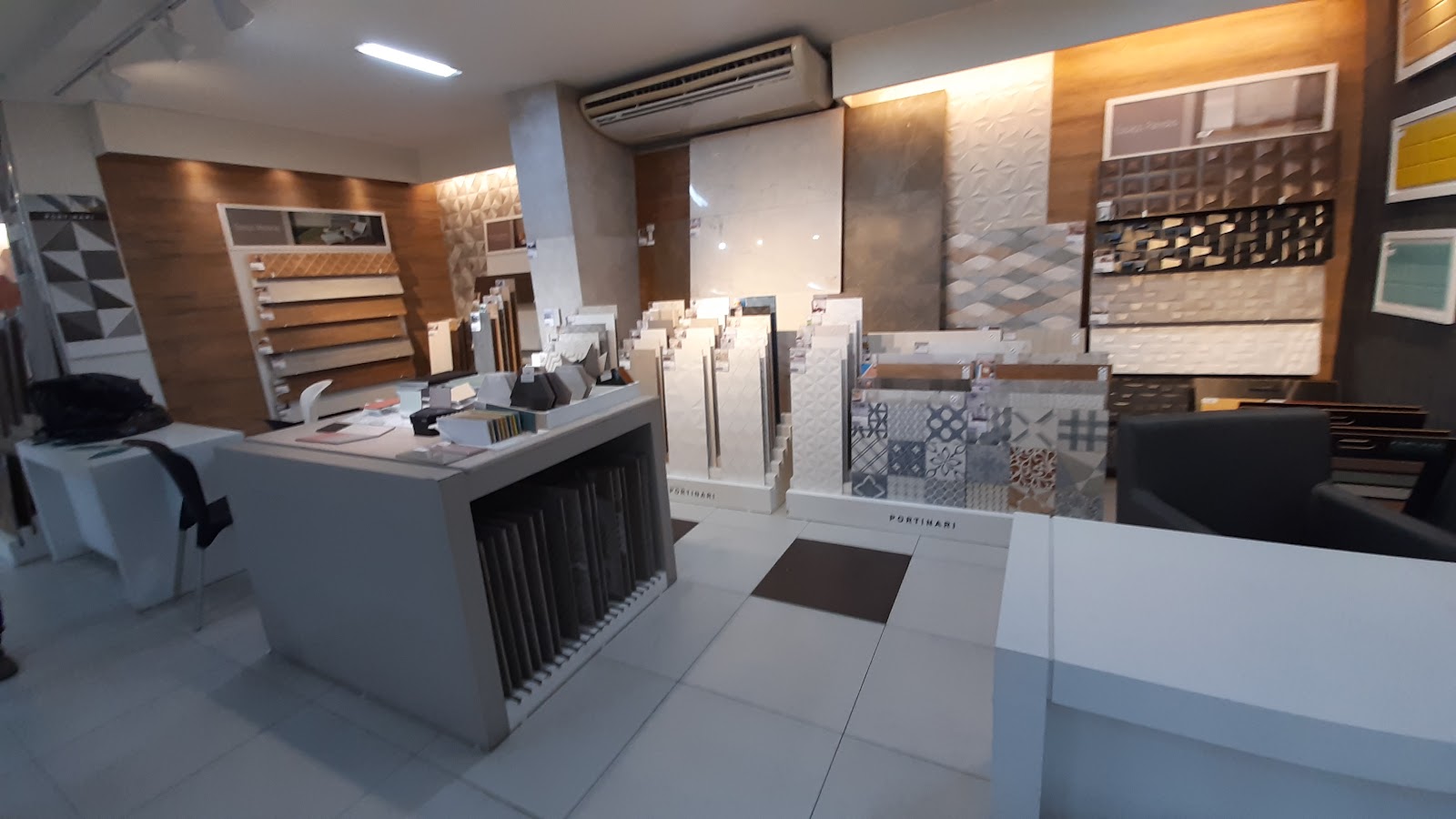 Ambiente do showroom da Metal Comércio em Fortaleza com 20+ marcas