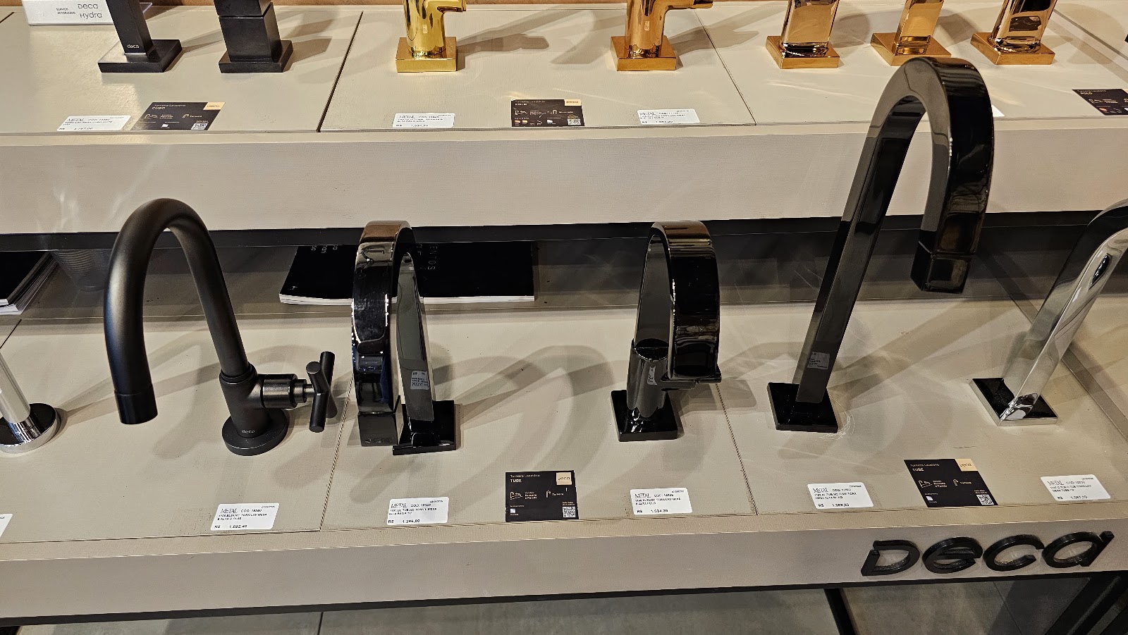 Display de metais e torneiras no showroom da Metal Comércio